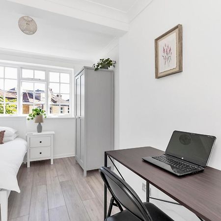 Modern Two Bedroom Apartment With Free Parking! Λονδίνο Εξωτερικό φωτογραφία