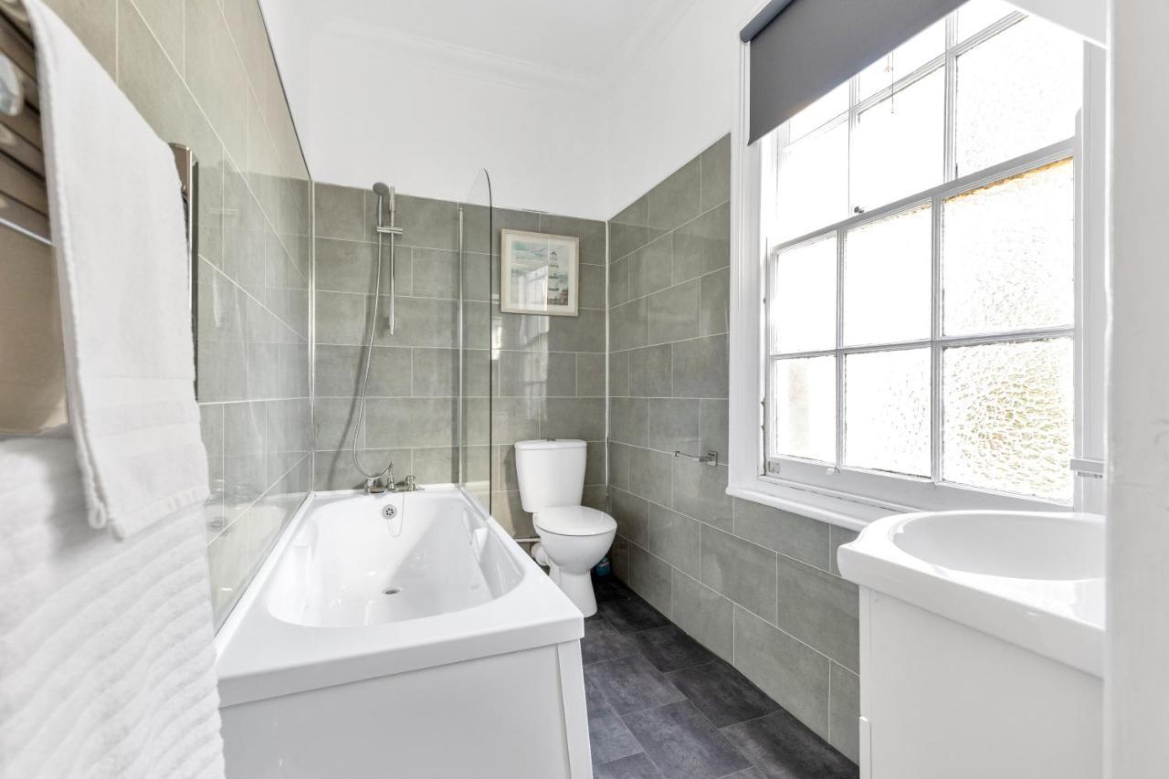 Modern Two Bedroom Apartment With Free Parking! Λονδίνο Εξωτερικό φωτογραφία