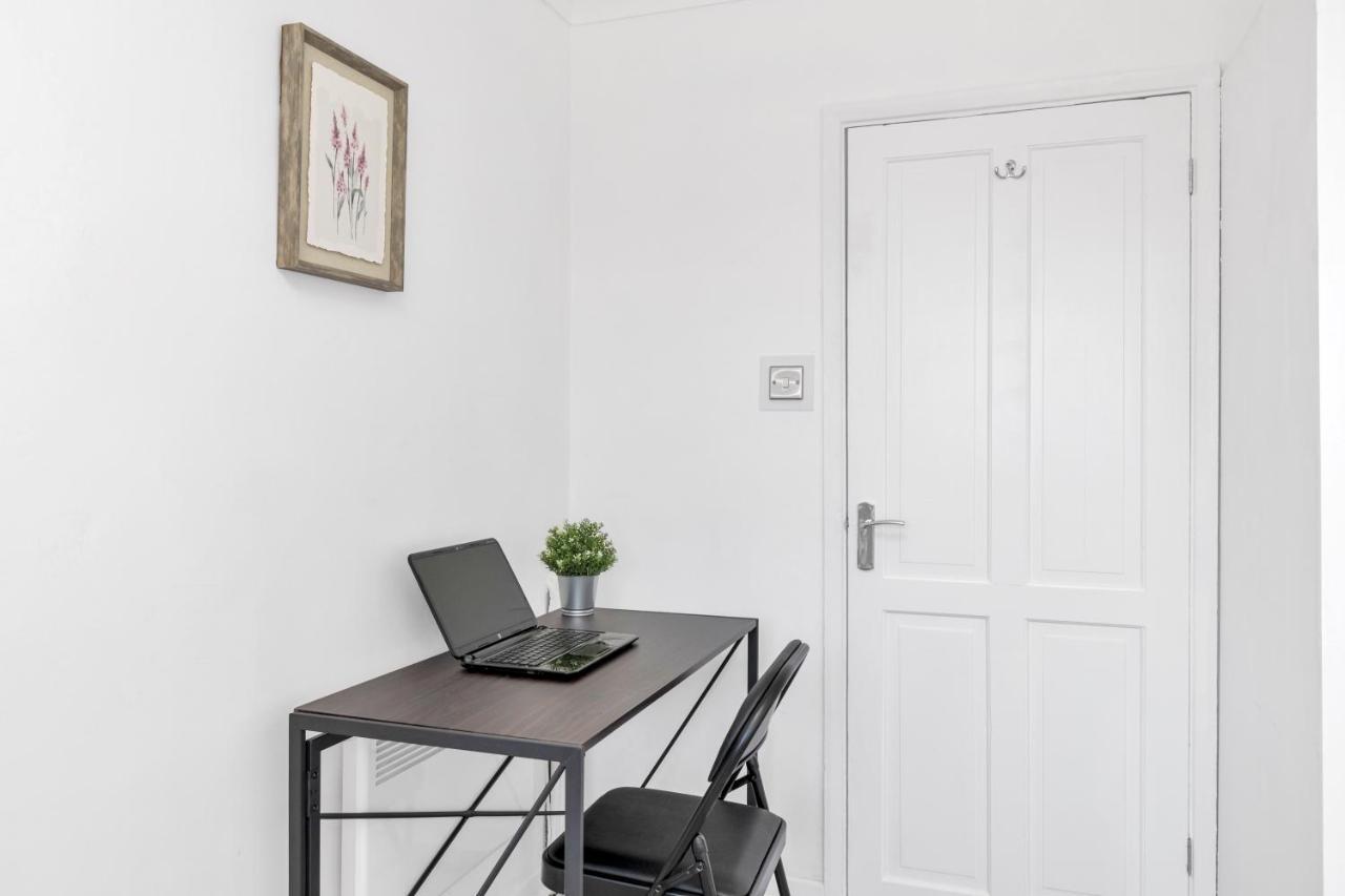 Modern Two Bedroom Apartment With Free Parking! Λονδίνο Εξωτερικό φωτογραφία